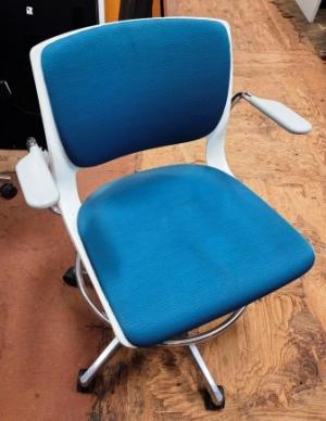 Teknion Corporation - Variable Drafting Swivel Stool